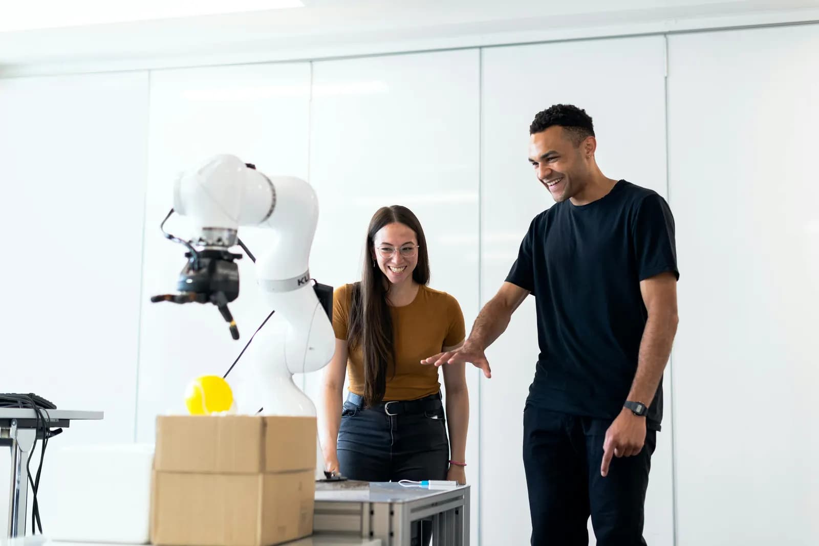 Démonstration d’un bras robotisé en atelier